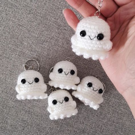 On My Hook: Howl the littlest Ghost Crochet Ghost, Fall Crochet Patterns, Crochet Collection, Crochet Keychain Pattern, Rick Y Morty, Halloween Crochet Patterns, Kawaii Crochet, Beginner Crochet Projects, Crochet Fall