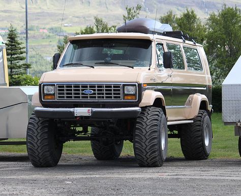 Haha I freakin love when people customize their 4x4 econolines. They come up with some of the coolest shit for those things! Lifted Van, Off Road Camping, Hors Route, Bug Out Vehicle, Chevy Van, 4x4 Van, Van Conversions, Ford Van, Cool Vans