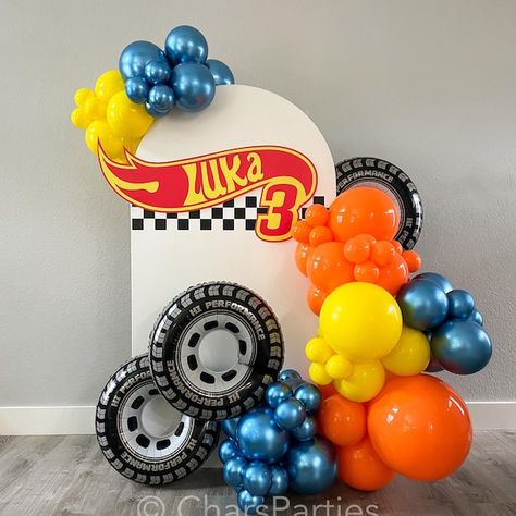 Backdrop inspo for your hot wheels lover! Hot Wheels Decorations, Hot Wheels Themed Birthday Party, Hotwheels Birthday Party, Disney Cars Party, Ariel Birthday, Hot Wheels Party, Hot Wheels Birthday, Car Birthday Theme, Monster Truck Party