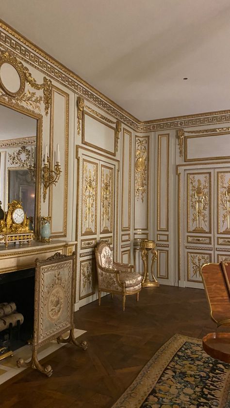 Royal Ballroom, Old Mansions Interior, Rococo Interior, Old Money House, Victorian Room, Royal Room, Vintage French Country, Mansion Interior, Ancient Architecture