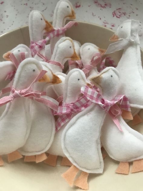 Easter Decoration Ideas, Spring Decorations, Felt Ideas, The Easter Bunny, Felt Projects, Wrapping Gifts, Easter Holiday, Homemade Baby, Summer Projects