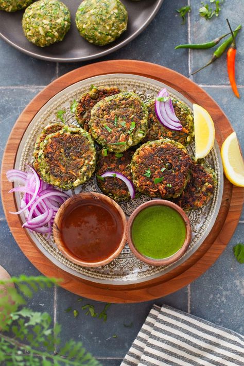 Hara Bhara Kabab served with tamarind chutney & green chutney and onion slices. Hara Bhara Kabab, Vegetable Patties, Hot Garlic Sauce, Tamarind Chutney, Lamb Curry, Side Dishes For Bbq, Green Chutney, Chaat Masala, Evening Snacks