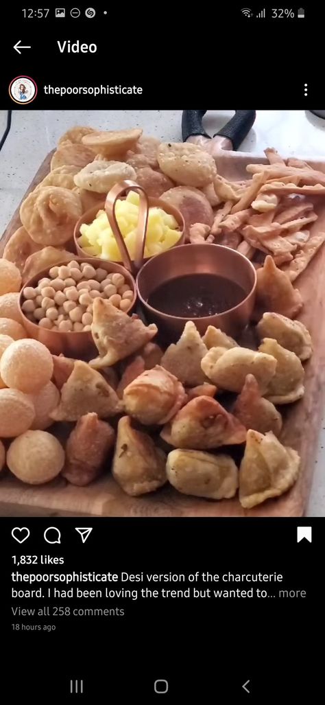 -samosas -kachori -namak paray - gol gappay - aloo, Channay, chutneys Samosa Charcuterie Board, Samosa Board, Samosa, Dessert Appetizers, Food Decoration, Charcuterie Board, Chutney, Party Food