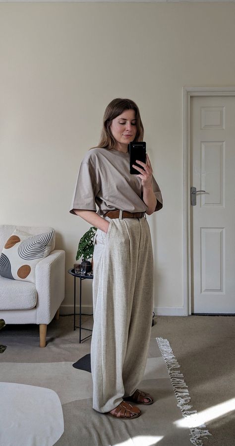 A woman stands in front of a mirror. She wears a light stone-coloured t-shirt, off-white trousers, a brown belt and brown leather fisherman sandals. Summer Elevated Casual, Summer Office Attire Women, Casual Oversized Outfits, Linen Shirts Women Outfits, Linen Trousers Outfit, Summer Office Attire, Linen Shirt Outfit, Comfy Jeans Outfit, Office Attire Women