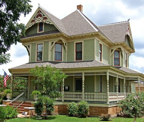 Victorian Exterior, Victorian Style Homes, Victorian Mansions, Victorian Architecture, House Museum, Green Tree, Green House, Pretty House, Beautiful Buildings