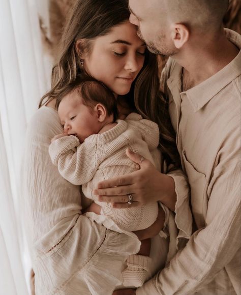 Newborn Family Pictures, Mother Baby Photography, Foto Newborn, Lifestyle Newborn Photos, Newborn Family Photography, Baby Pictures Newborn, Newborn Family Photos, Newborn Photography Poses, Newborn Studio