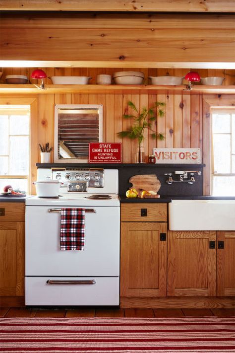 Cozy Christmas Cabin, Cozy Cabin Decor, Small Cabins, Colorado Ranch, Cabin Inspiration, Living Room Mantel, Cabin Kitchens, Cottage Cabin, Cabin Living