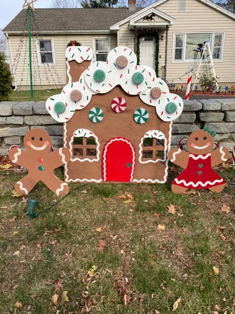 Gingerbread Christmas Decorations Diy Outdoor, Wooden Gingerbread Men Yard Art, Pallet Gingerbread House, Card Board Christmas Ideas, Mini Cardboard Gingerbread House, Life Size Gingerbread House Ideas, Gingerbread House Photo Backdrop, Gingerbread Photo Booth, Christmas Decor Cardboard