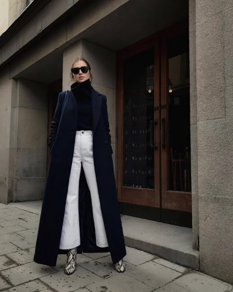 Overcoat Woman, Black Coat Outfit, How To Wear White Jeans, Winter Date Outfits, Jeans Street Style, Goth Outfit, Long Black Coat, Cozy Outfits, Denim On Denim