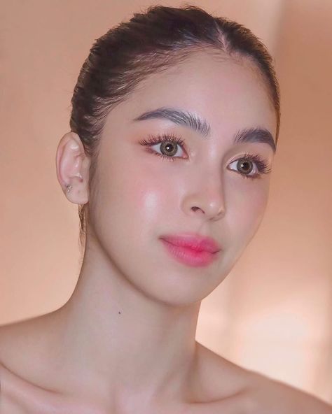 Julia. on Instagram: “Glass skin look c/o @luckysevenb ✨” Makeup Look Wedding, Natural Dewy Makeup, Julia Barretto, Dewy Makeup Look, Gorgeous Wedding Makeup, Best Wedding Makeup, Celebrity Makeup Looks, Dramatic Eye Makeup, Makeup Hacks Beauty Secrets