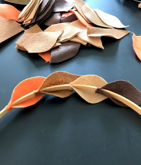 Fall Felt Wreath, Easy Fall Wreaths, Felt Flower Wreaths, Felt Wreath, Felt Leaves, Diy Fall Wreath, Felt Projects, Fall Crafts Diy, Navidad Diy