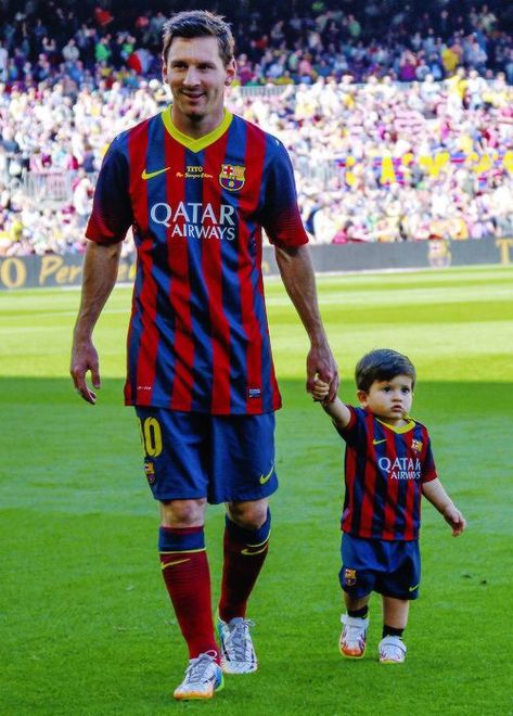 Lionel and Thiago Messi Messi Neymar Suarez, Messi Son, Lionel Messi Family, Cr7 Vs Messi, Messi Soccer, Premier Lig, Messi Vs, Lionel Andrés Messi, Leonel Messi