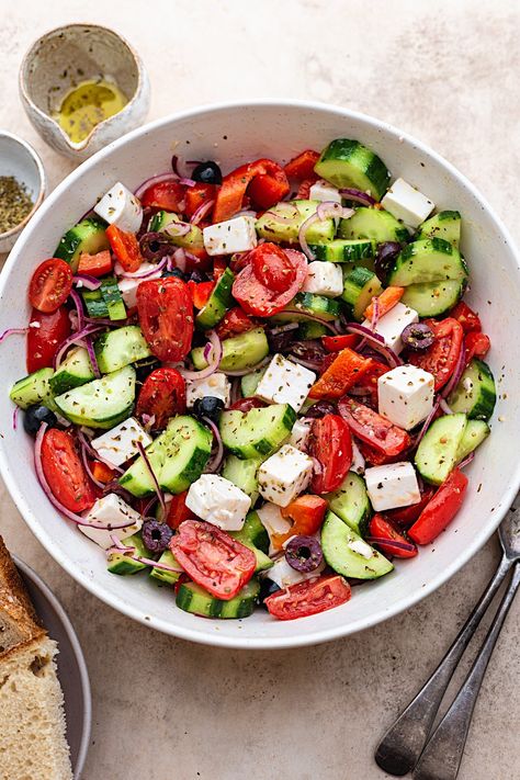 Vegan Greek Salad, Greek Salad Ingredients, Tomato Pasta Salad, Best Summer Salads, Traditional Greek Salad, Vegan Greek, Vegan Feta Cheese, Plats Healthy, Feta Salad