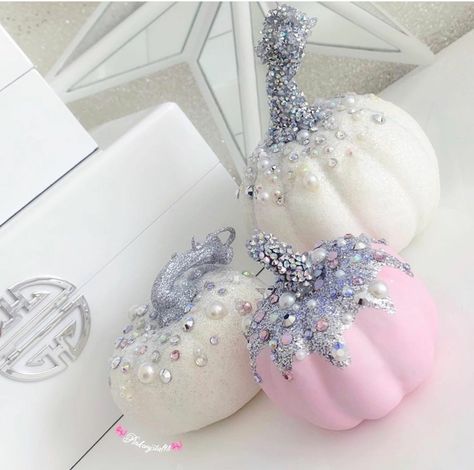 Pink Decorated Pumpkins, Badazzel Pumpkin, Bejeweled Pumpkins, Cute Pumpkin Painting Ideas Girly, Shabby Chic Xmas, Shabby Chic Halloween, Pumpkin Decorating Diy, Pink Thanksgiving, Cheap Halloween Decorations