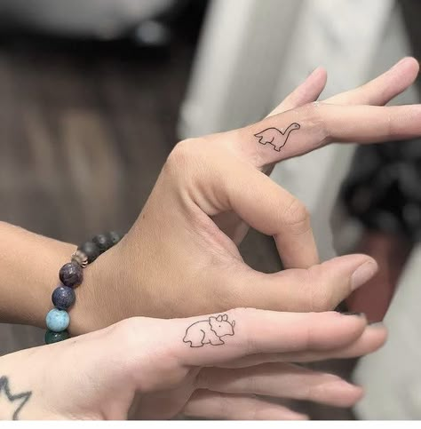 Fingers Tattoo, Matching Bff Tattoos, Cute Finger Tattoos, Small Finger Tattoos, Bestie Tattoo, Dinosaur Tattoos, Sibling Tattoos, Tattoo Zeichnungen, Marriage Ring