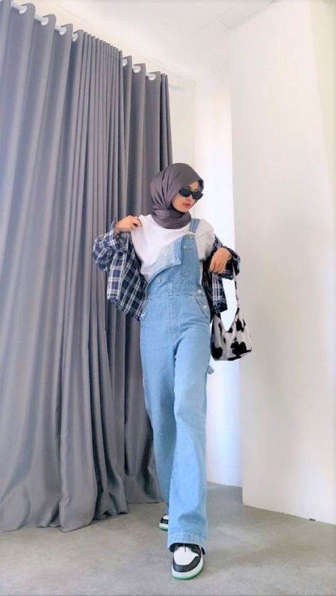 Overalls Aesthetic Outfit, Outfit 90s Style Hijab, Outfit Girl Hijab, Streetwear Hijab, Overalls Aesthetic, Hijabi Barbie, Jumpsuit Hijab, Overall Hijab, Outfit Konser