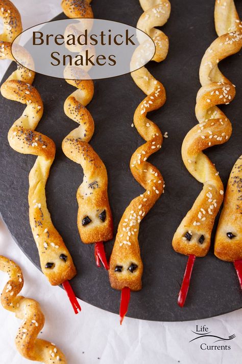 Spooky Halloween Breadstick Snakes are a perfect addition to a Halloween Party. This savory side dish or snack treat will be a hit with kids and adults alike! Snake Pretzels, Breadstick Snakes, Snake Snacks, Snake Breadsticks, Vbs Jungle, Buffet Halloween, Harry Potter Snacks, Bread Stick, Halloween Party Food Ideas