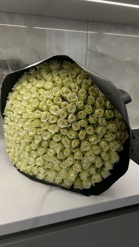 Huge Bouquet Of Flowers Aesthetic, Big Bouquets Of Flowers, Huge Rose Bouquet, Flowers Big Bouquet, Huge Flower Bouquet, Giant Flower Bouquet, Aesthetic Bouquet Of Flowers, Big Flower Bouquet, Huge Bouquet Of Flowers