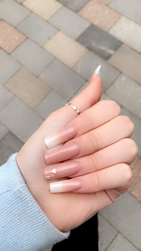 Nails With The Letter R On Them, Acrylic Nail Designs Boyfriend Initial, Nails Inspiration Initial, Nails With Bf Name, Nude Nails With Initial, Nails With R Initial, J Nails Initial, Boyfriend Nails Initial, Relationship Nails