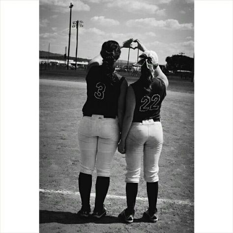 Softball Best Friend Pictures, Softball Poses With Friends, Sister Softball Poses, Softball Buddy Pictures Ideas, Softball Friend Pictures, Softball Pictures With Friends, Softball Photoshoot, Softball Poses, Softball Pictures Poses