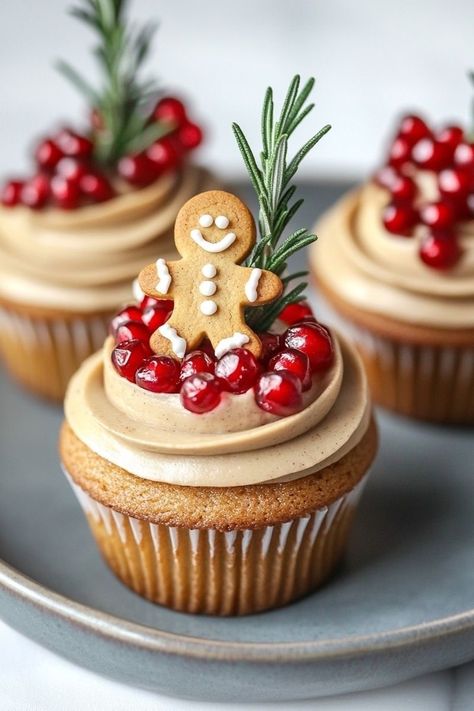 Christmas Cakes Photography, Mini Gingerbread Cupcakes, Christmas Flavors Cupcakes, Gingerbread Cookie Wreath, Christmas Baking Cupcakes, Christmas Mini Cupcake Ideas, Christmas Cafe Food, Christmas Cupcakes Flavors, Christmas Birthday Cupcakes