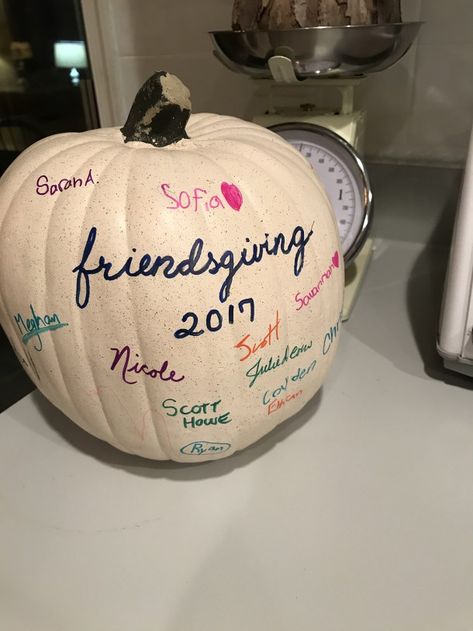 Friendsgiving "guest pumpkin". Have your guests sign a faux pumpkin for a perfect Friendsgiving keepsake. Friendsgiving Thankful Ideas, Friendsgiving Ideas Outdoor, Friends Giving Dishes, Friendsgiving Thankful Activities, Friendsgiving Message Board, Friendsgiving Dishes To Share, Friendsgiving Outdoor Decor, Black Friendsgiving Aesthetic, Preppy Friendsgiving