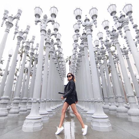 lights Lacma Lights, La Photoshoot, Light Photoshoot, Urban Lights, Cali Trip, Travel Pose, Los Angeles Travel, White Kicks, Urban Lighting