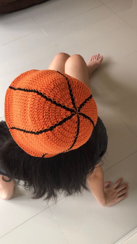 Basketball Crochet, Bucket Hat Pattern Crochet, Bucket Hat Street Style, Crochet Basketball, Cow Print Bucket Hat, Hat Pattern Crochet, Chat Messages, Bucket Hat Pattern, Short Box Braids Hairstyles