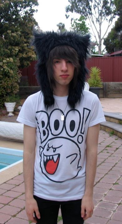 Jordan Sweeto  has  great style going on with his awesome hat  right now in this pic. Tweete him @Jordan Bromley Sweeto or @Dan Uyemura Sweeto :) Scene Emo Aesthetic, Jordan Sweeto, Bryan Stars, Scene Boys, Scene Outfits, Rawr Xd, Johnnie Guilbert, Emo Kid, Emo Guys