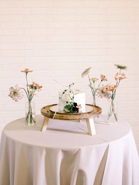 Cake Table Florals, Simple Cake Table Decor, Cake Table Flowers, Black And White Fall Wedding, White Fall Wedding, Cake Table Ideas, Cake Display Table, Minimalist Modern Wedding, Fog Photography