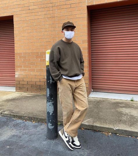 @mensbestfits shared a photo on Instagram: “clean fit by @ryhollis ⚡️ Hat: @oreenyc Sweater: @russellathletic Pants: @carhartt double knees Shoes: @nike air jordan 1 dark mocha…” • Mar 26, 2021 at 6:03pm UTC Outfit Escuela, Outfit Palette, Jordan 1 Dark Mocha, Street Style Outfits Men, Mens Outfit Inspiration, Mens Fashion Streetwear, Cool Outfits For Men, Stylish Mens Outfits, Sneakers For Men