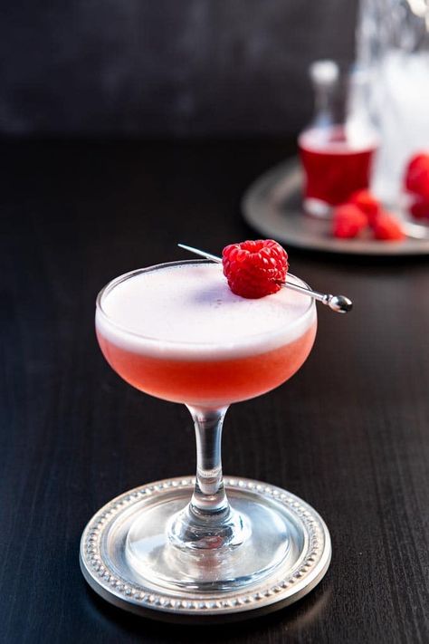 A sweet, tart and creamy concoction of gin, lemon juice and raspberry syrup, this easy Clover Club cocktail should be on your must sip list! Clover Club Cocktail, Clover Club, Spring Time Desserts, Creamy Cocktails, Gin Sour, Cocktail Party Food, Gin Lemon, Gin Cocktail Recipes, Cocktails To Try