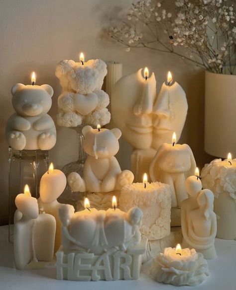 Making Candles Aesthetic, Luxury Candles Inspiration, Candle Shop Aesthetic, Scented Candles Aesthetic Room, Candle Making Aesthetic, Candles Aesthetic Bedroom, Artistic Candles, Candle Room Decor, Scented Candles Aesthetic