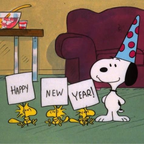 childhood nostaglia 1900s 2000s memories snoopy charlie brown cartoons Snoopy New Year, Snoopy Tattoo, Peanuts By Schulz, Snoopy Party, Snoopy Cartoon, Peanuts Comic Strip, Snoopy Images, Snoopy Wallpaper, Snoopy Quotes