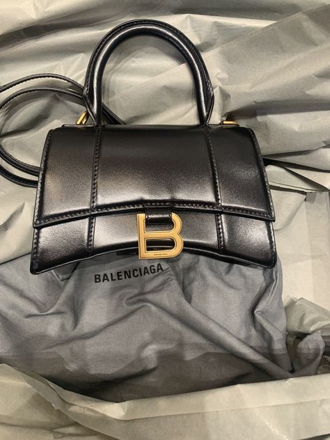 Designer Bags Balenciaga, Black Bag Balenciaga, Balenciaga Bag Aesthetic, Balanciaga Bag, Balenciaga Bag Outfit, Dhgate Finds, Balenciaga Purse, Bags Balenciaga, Expensive Bag