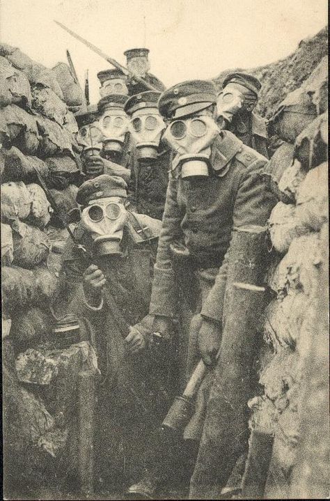 Ww1 Photos, Ww1 Art, Ww2 Soldiers, Ww2 Photos, Gas Masks, German Soldiers Ww2, German Army, Historical Pictures, Gas Mask