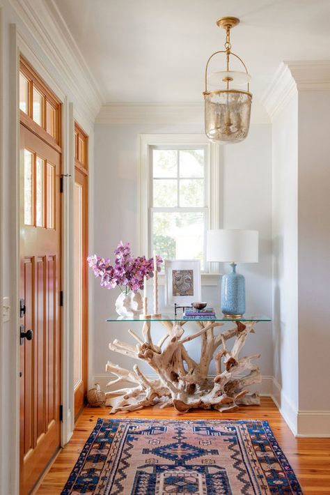 Modern Coastal Foyer Entryway, Beach Cottage Entryway, Costal Modern Interiors, Italian Beach House Interior Design, Eccentric Coastal, Beach Interior Design Coastal Style, Florida House Decor, Coastal Maximalist, Small Beach House Interior