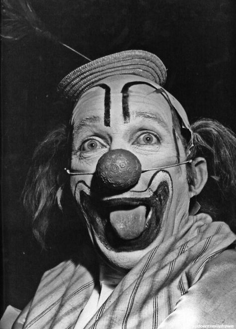 Yikes! Vintage Clown Makeup, Dark Reference, Clown Makeup Ideas, Scary Clown Mask, Clown Drawing, Circus Costumes, Human Oddities, Photo Funny, Send In The Clowns