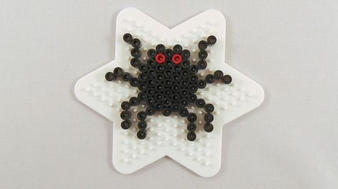 Perler Beads spider Halloween Perler Bead Patterns, Hama Beads Halloween, Halloween Perler, Easy Perler Bead Patterns, Beaded Spiders, Hama Beads Design, Halloween Beads, Hama Beads Patterns, Diy Perler Beads