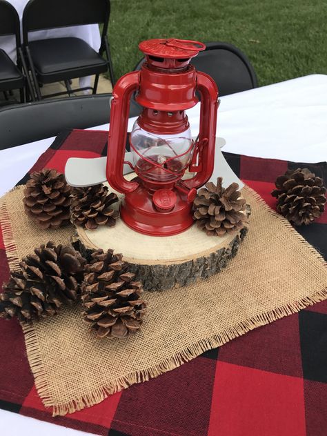 Lumberjack party centerpieces Lumberjack Decor, Woodsy Christmas, Bos Baby, Plaid Baby Shower, Lumberjack Birthday Party, Lumber Jack, Lumberjack Baby Shower, Lumberjack Baby, Lumberjack Birthday