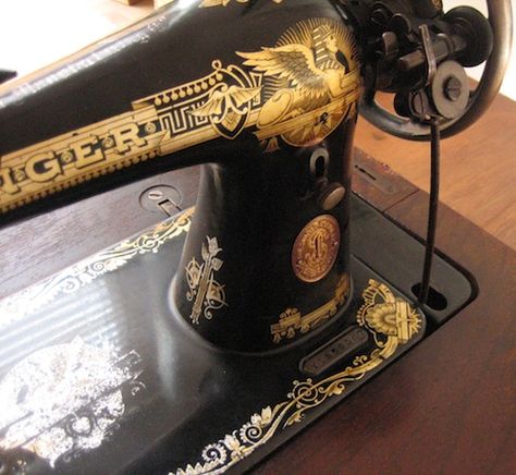 how to see where and when your singer was made. Old Singer Sewing Machine, Vintage Singer Sewing Machine, Sewing Machines Best, Featherweight Sewing Machine, Sewing Machine Manuals, Sewing Machine Repair, Treadle Sewing Machines, Vintage Sewing Notions, Vintage Singer