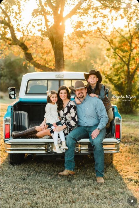 Truck Poses, Photo Shoot Outfit Ideas, Old Truck Photography, Family Picture Outfit Ideas, Farm Family Pictures, Shoot Outfit Ideas, Family Portrait Ideas, Outdoor Family Pictures, Truck Photography