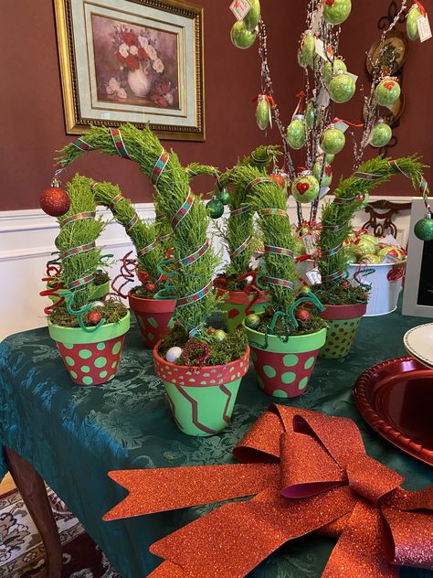 Grinch Centerpiece Ideas Diy Simple, Diy Grinch Centerpiece, Grinch Party Centerpieces, Grinch Gender Reveal Ideas Decoration, Grinch Centerpieces Table Decorations, Grinchmas Table Decor, Whoville Table Decorations, Baby Grinch Baby Shower Ideas, Grinch Themed Christmas Party Decorations