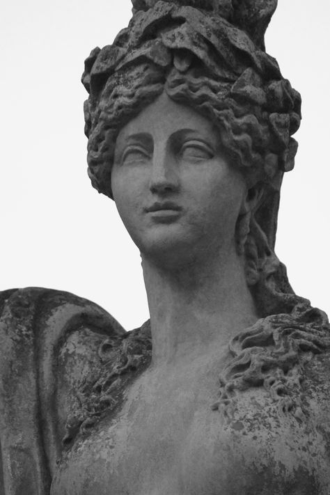 In Greek mythology, Juno is Hera and Zeus is her counterpart. In Roman mythology they are Juno and Jupiter. As the Queen of the Gods, we automatically assume that she was this powerful being with this glorious life. While her archetypal energy is very potent, it carries with it a good deal of shadow and a treasure trove of learning potential for us. Juno Astrology, Hera And Zeus, Juno Goddess, Greek Face, Goddess Juno, Goddess Mythology, Witchcraft Symbols, Apollo And Artemis, Greek Paintings