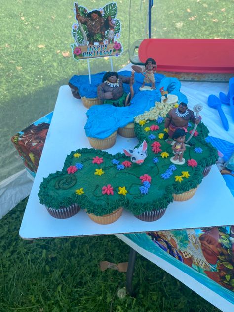 3 moana cupcake cake Moana Cupcake Cake, Moana Cupcakes, Number 3 Cakes, Moana Cupcake, Moana Theme Birthday, Number Birthday Cakes, Moana Cake, Moana Theme, Cupcake Birthday Cake