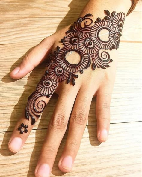 Mehndi Art Designs Back Hand, Mehndi Designs New, Back Hand Mehndi Design, Easy Mehndi Designs, Mehndi Designs Simple, Back Hand Mehndi, Cone Design, Tato Henna, Mehndi Designs Bridal Hands