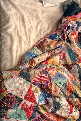 I love the casual look Patchwork Bedding, Memory Ideas, Quilt Board, Easy Quilting, Vintage Quilts Antiques, Quilt Vintage, Patchwork Blanket, Sew Ins, Half Square Triangle