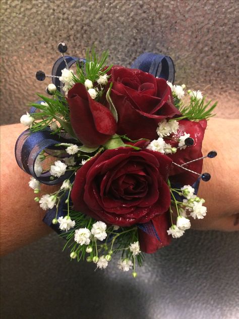 Red rose corsage with navy blue accents Prom Corsage Red, Prom Corsage Diy, Wedding Flowers Red Roses, Red Corsages, Prom Flowers Corsage, Blue Corsage, Homecoming Flowers, Prom Corsage And Boutonniere, Diy Corsage