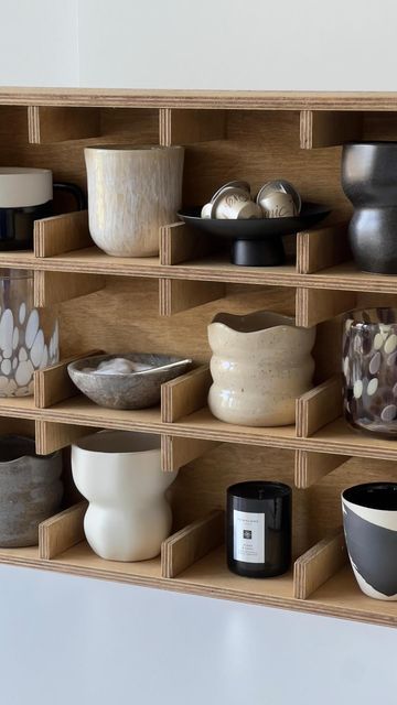 Japandi Kitchen Accessories, Ceramic Display Ideas, Coffee Shelf Ideas, Coffee Shop Shelves, Coffee Bar Shelf Ideas, Bar Shelf Decor, Shelf For Bar, Japandi Ideas, Ceramics Display