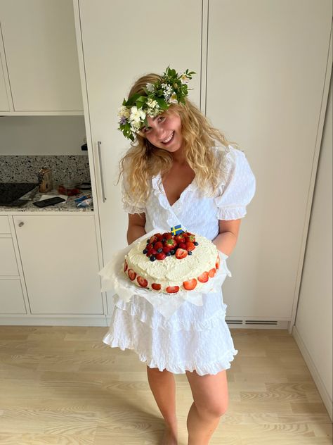 midsommar, swedish summer aesthetic Swedish Midsummer Outfit, Midsommar Dress, Swedish Summer Aesthetic, Midsummer Outfit, Midsommar Outfit, Swedish Summer, Flowers Dress, Cake Flowers, Summer Fits